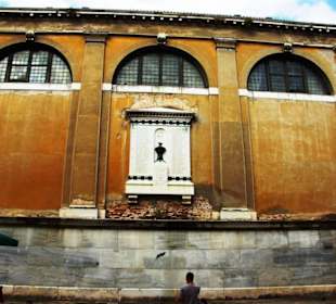 Kirche mit Gedenktafel