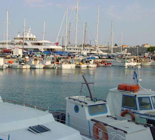 Schiffe im Mandraki Hafen