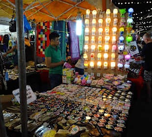 Auf dem Night Markt in Hanoi unterwegs