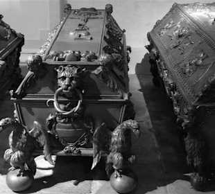 Blick auf Sarkophage