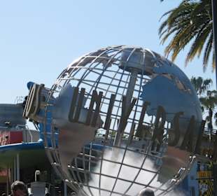 Weltkugel vor dem Studiogelände