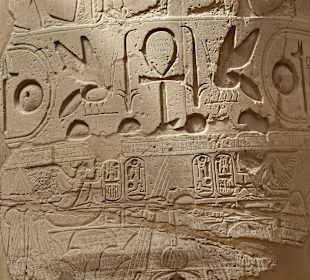 Hieroglyphen auf einer Säule
