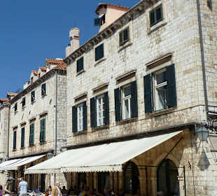 Aus hellem Kalkstein erbaut