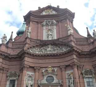 Neumünster: Außenansicht (Vorderseite)