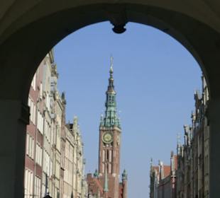 Blick durch das Goldene Tor Richtung Rathaus