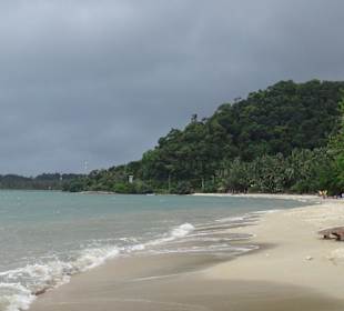 Ein einsamer Strand am Ende der Insel