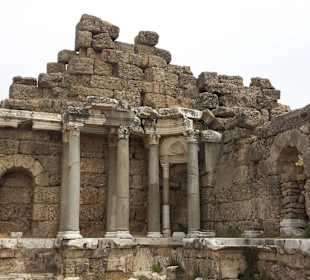 Die Ruinen direkt hinterm Strand