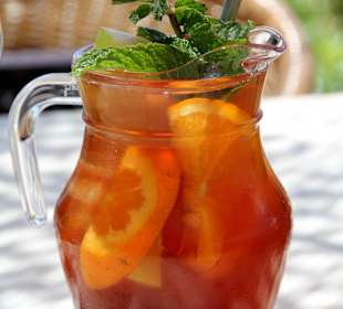 Rose Sangria hausgemacht mit Früchten und Minze.