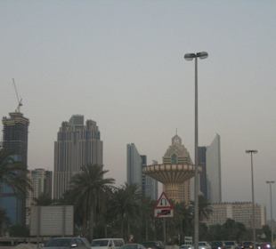 Blick auf die Skyline in der Dämmerung