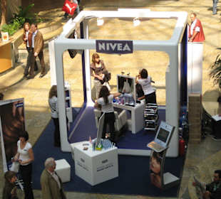 Blick auf einen Werbestand im Centro