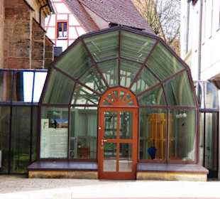 Moderner Übergang von alten Gebäude