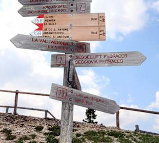 Wegweiser am Rifugio Santa Croce Hl. Kreuz