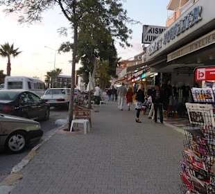 Einkaufsstrasse vor dem Hotel