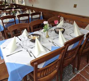 Sitzplätze unter den Arkaden des Sternbräu