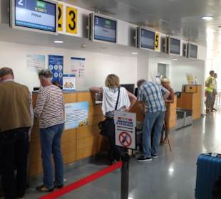 Die Check-In-Schalter