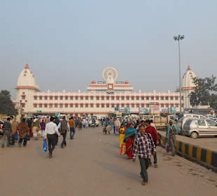 Bahnhofsvorplatz Varanasi JN