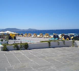 Strandabschnitt vorm Hotel über die Strasse