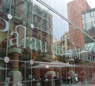 La vetrata di protezione del palau