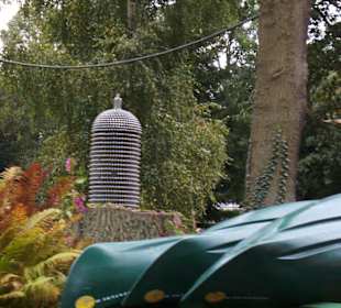 Ein Turm aus leeren Kümmerlingflaschen