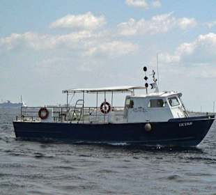 Fähre, auf der man zum U-Boot fährt