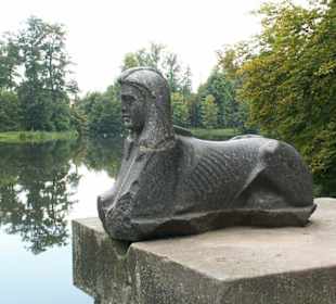 Rzeźba przed Świątynią Diany