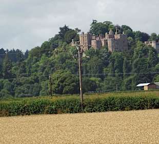 Eine Burg sieht man in der Ferne