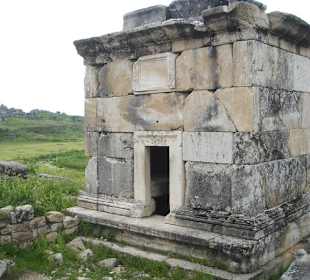 Grobowce w starożytnym mieście Hierapolis 