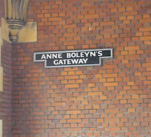 Hampton Court Palace - Anne Boleyn's Gateway