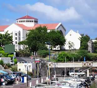 Die Kirche des Ortes über dem Hafen