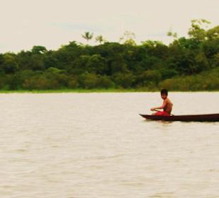 Caboclo-Junge im Einbaum