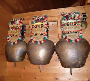 3 Kuhglocken in der Käserei