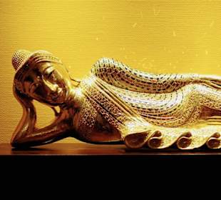 Ein goldener Buddha begrüßt die Gäste im Obergesch