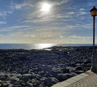 Abendstimmung an der Strandpromenade von Caleta de