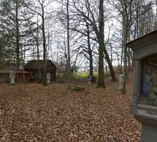 Kreuzwegstationen verteilt unter Bäumen