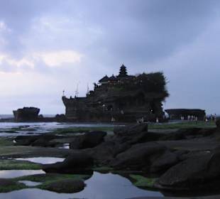 Weg nach Tanah Lot bei Ebbe