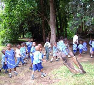 Schulkinder im Haller Park