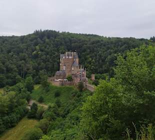 Auf dem Weg vom Parplatz zur Burg Eltz