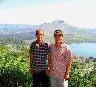 Jonli mit dem Fahrer Gede