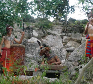 Mayas in historischer Tracht