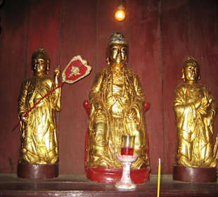 Ein Altar mit goldenen Figuren ...