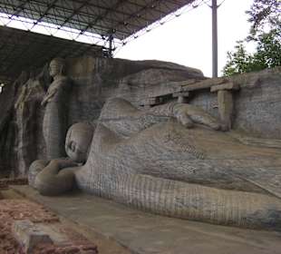 Лежащий Будда