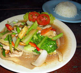 Chicken Cashewnut (110THB) mit Reis (20THB)