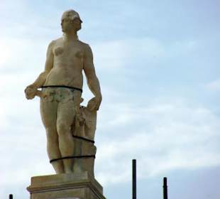 Die Steinfiguren auf den Dächern