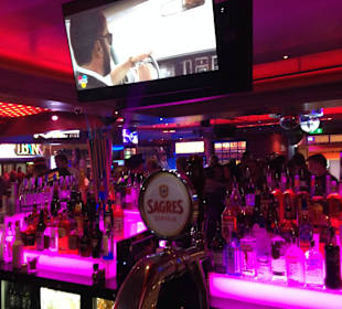 In einer Bar im ersten Stock