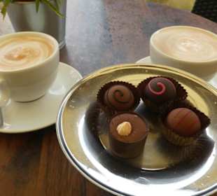 Kaffeepause bei Wedel – dazu gute Leckereien