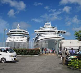 Kreuzfahrtschiffe im Hafen/St. Georges