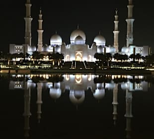 Moschee mit Spiegelbild im Wasser