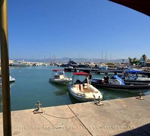 Hafenbecken mit angedockten Booten