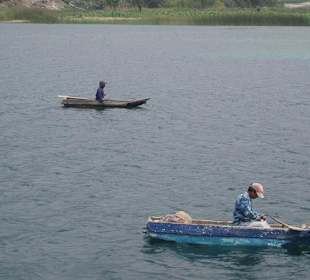 Łodki na jeziorze Atitlan