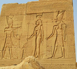 Стена перед храмом